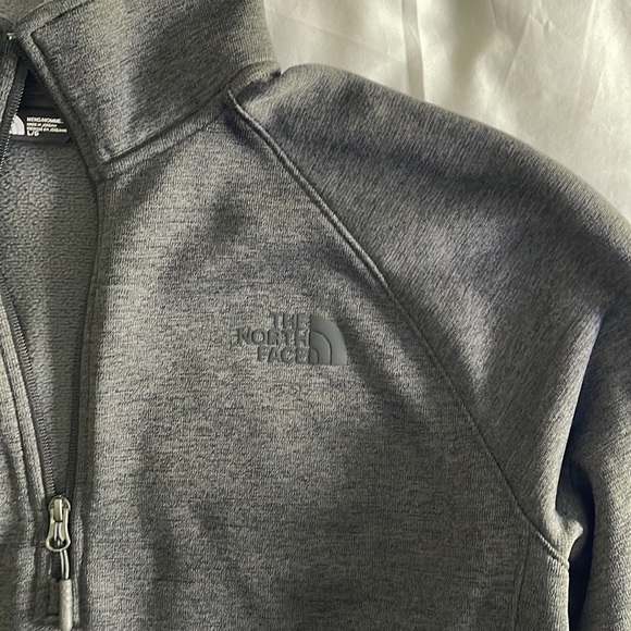 Men’s North Face quarter zip in dark gray. - Picture 2 of 4